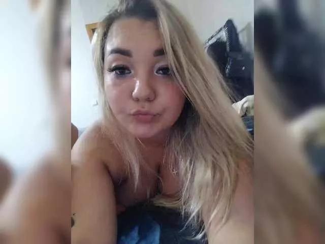 -B-a-D-G-1-r-L webcams show profile image 