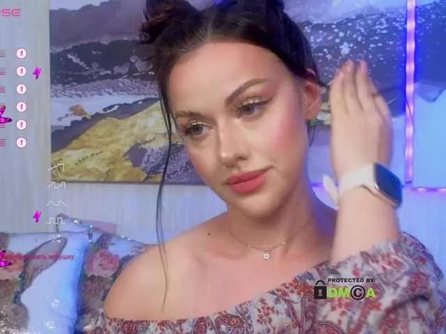 Discover our girls online shows and discover the company of countless livestreamers, with stunning shapes, sex toys and more.