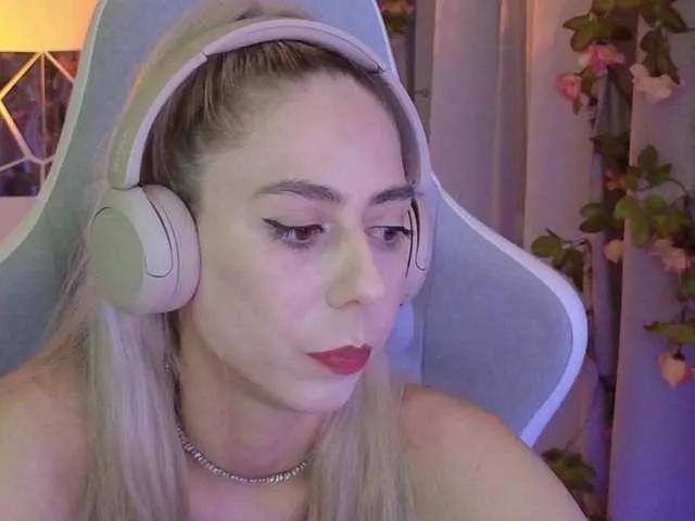 Discover our girls online shows and discover the company of countless livestreamers, with stunning shapes, sex toys and more.