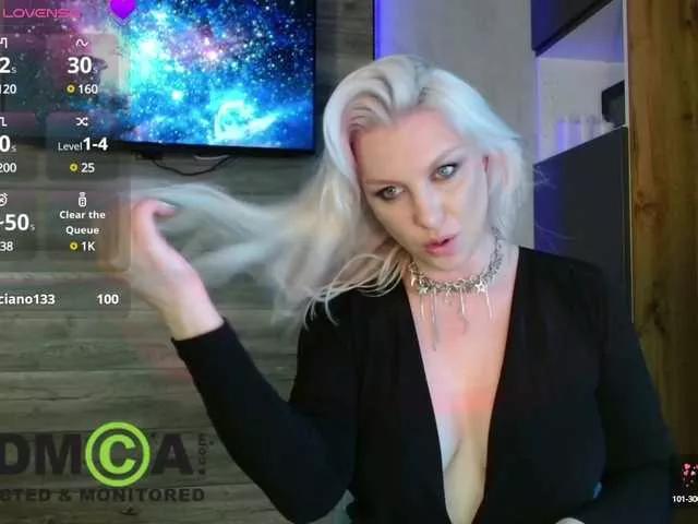 Discover our girls online shows and discover the company of countless livestreamers, with stunning shapes, sex toys and more.
