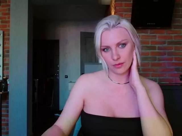 Discover our girls online shows and discover the company of countless livestreamers, with stunning shapes, sex toys and more.