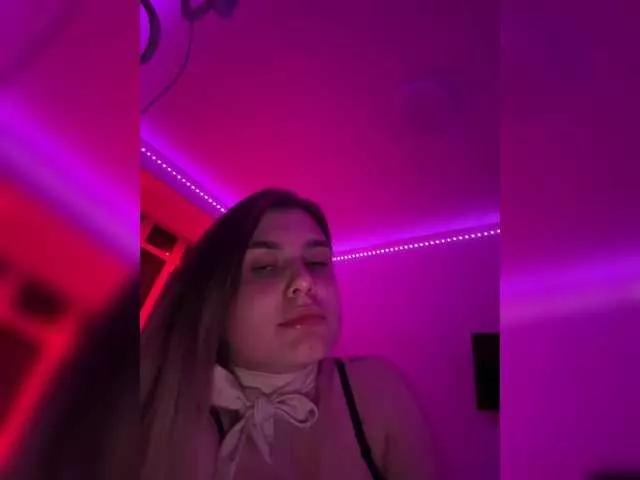 Discover our girls online shows and discover the company of countless livestreamers, with stunning shapes, sex toys and more.