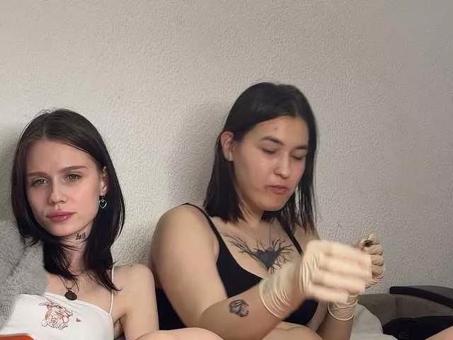 Discover our girls online shows and discover the company of countless livestreamers, with stunning shapes, sex toys and more.