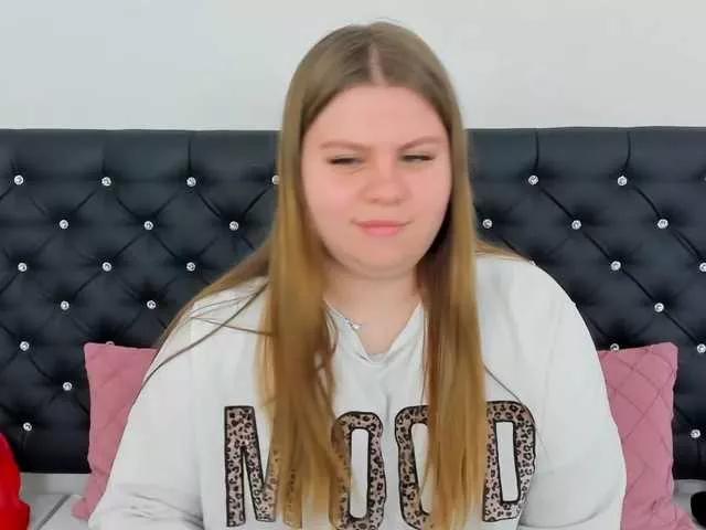 Discover our girls online shows and discover the company of countless livestreamers, with stunning shapes, sex toys and more.