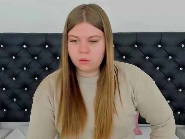 Discover our girls online shows and discover the company of countless livestreamers, with stunning shapes, sex toys and more.