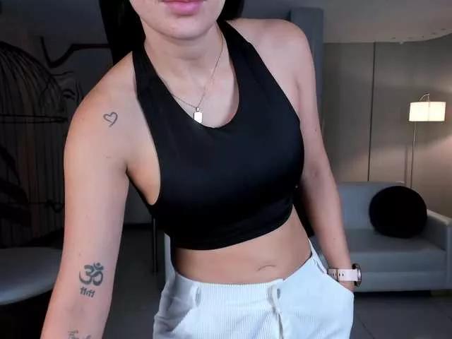 Discover our girls online shows and discover the company of countless livestreamers, with stunning shapes, sex toys and more.
