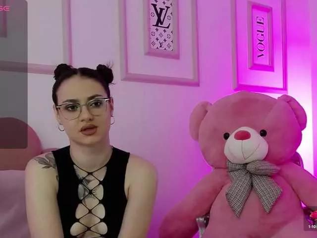 Discover our girls online shows and discover the company of countless livestreamers, with stunning shapes, sex toys and more.