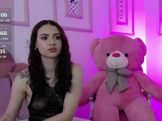 Discover our girls online shows and discover the company of countless livestreamers, with stunning shapes, sex toys and more.