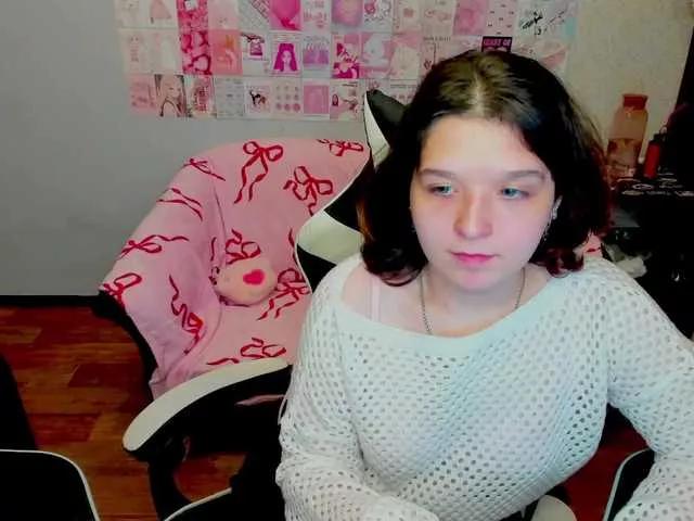 Discover our girls online shows and discover the company of countless livestreamers, with stunning shapes, sex toys and more.