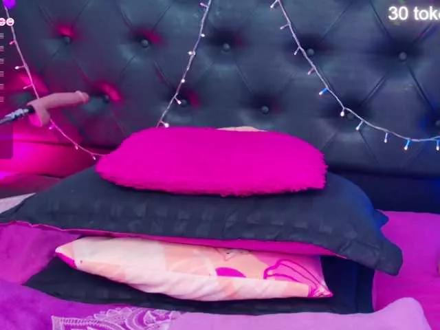 Discover our girls online shows and discover the company of countless livestreamers, with stunning shapes, sex toys and more.