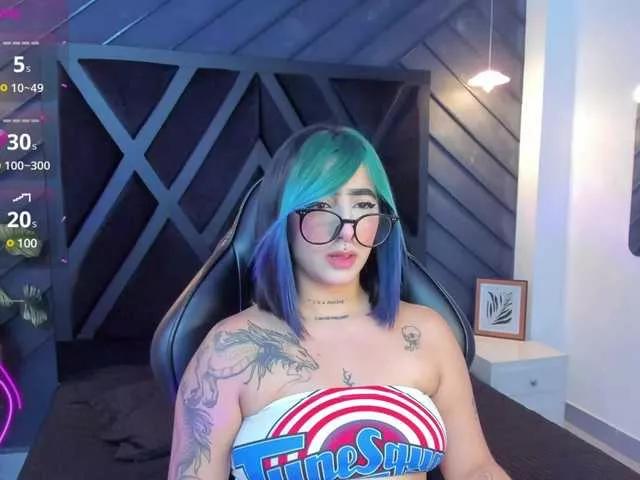 Discover our girls online shows and discover the company of countless livestreamers, with stunning shapes, sex toys and more.