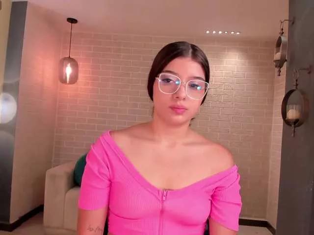 Discover our girls online shows and discover the company of countless livestreamers, with stunning shapes, sex toys and more.