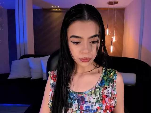Discover our girls online shows and discover the company of countless livestreamers, with stunning shapes, sex toys and more.