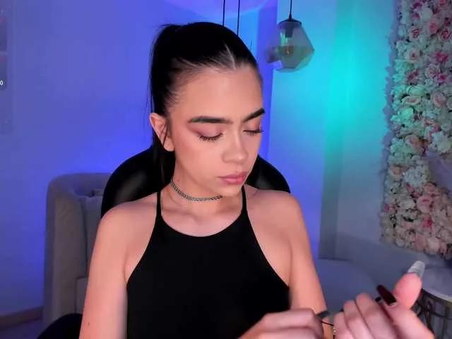 Discover our girls online shows and discover the company of countless livestreamers, with stunning shapes, sex toys and more.