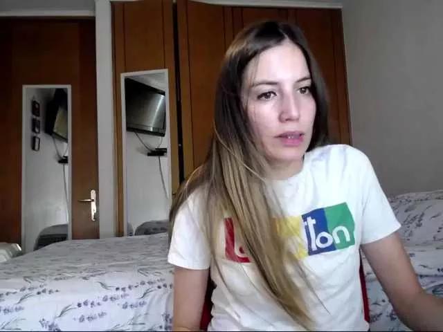 Discover our girls online shows and discover the company of countless livestreamers, with stunning shapes, sex toys and more.