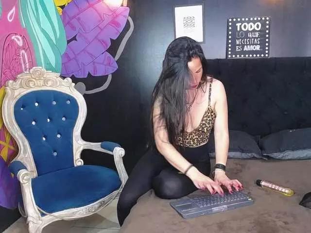 Discover our girls online shows and discover the company of countless livestreamers, with stunning shapes, sex toys and more.
