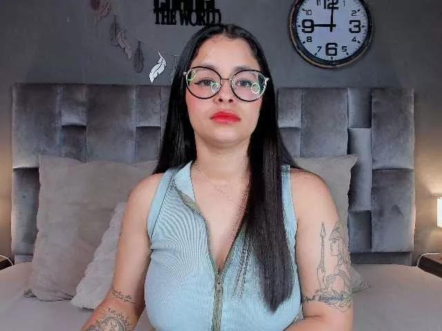Discover our girls online shows and discover the company of countless livestreamers, with stunning shapes, sex toys and more.