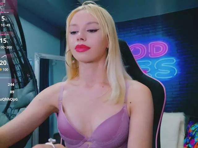 Discover our girls online shows and discover the company of countless livestreamers, with stunning shapes, sex toys and more.