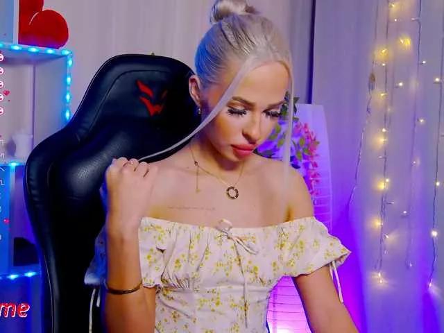 Discover our girls online shows and discover the company of countless livestreamers, with stunning shapes, sex toys and more.