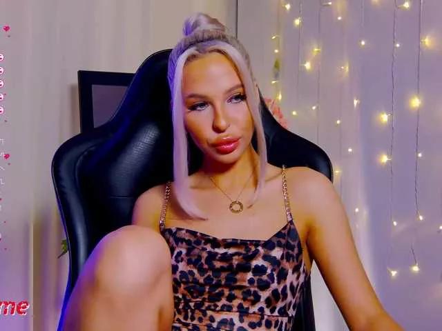 Discover our girls online shows and discover the company of countless livestreamers, with stunning shapes, sex toys and more.