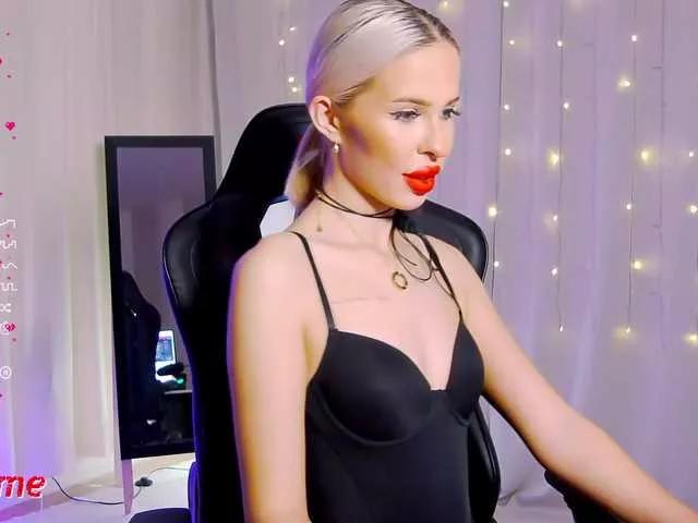 Discover our girls online shows and discover the company of countless livestreamers, with stunning shapes, sex toys and more.
