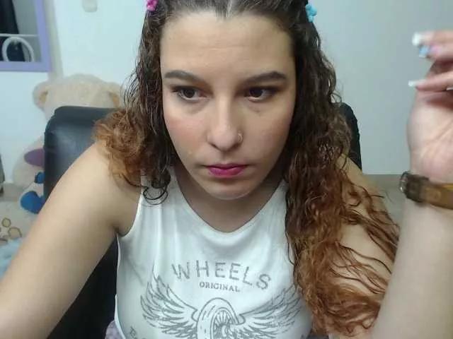 Discover our girls online shows and discover the company of countless livestreamers, with stunning shapes, sex toys and more.