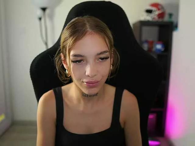 Discover our girls online shows and discover the company of countless livestreamers, with stunning shapes, sex toys and more.