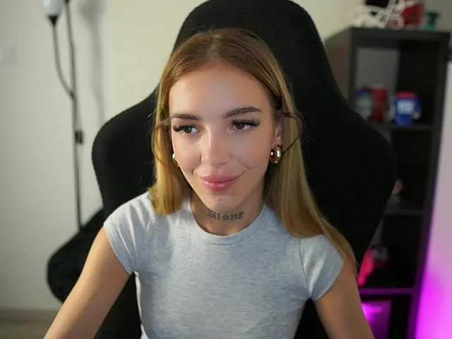 Discover our girls online shows and discover the company of countless livestreamers, with stunning shapes, sex toys and more.