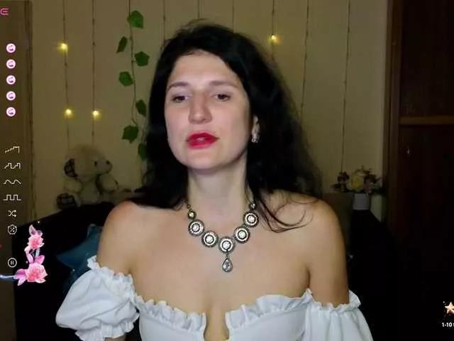 Discover our girls online shows and discover the company of countless livestreamers, with stunning shapes, sex toys and more.