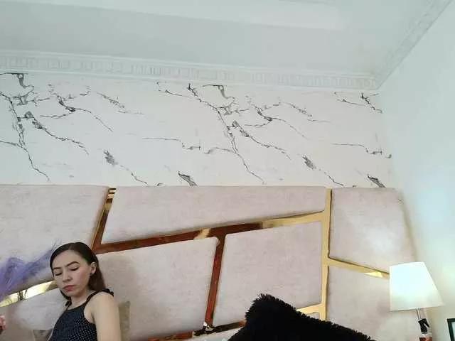 Discover our girls online shows and discover the company of countless livestreamers, with stunning shapes, sex toys and more.