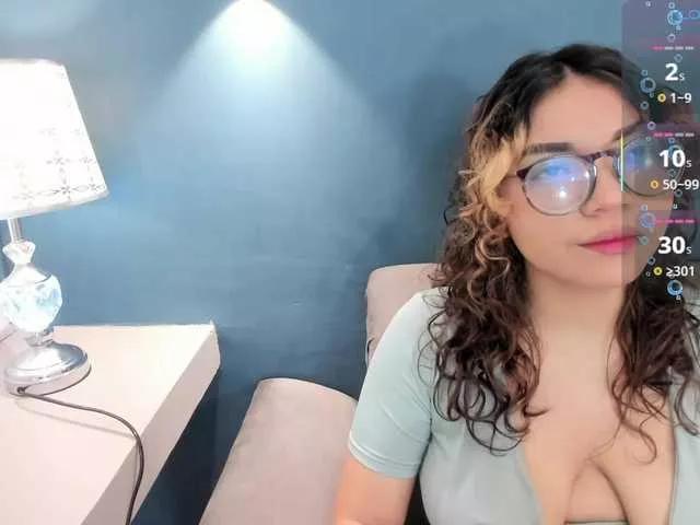 Discover our girls online shows and discover the company of countless livestreamers, with stunning shapes, sex toys and more.