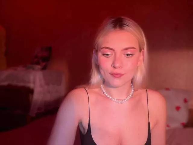 Discover our girls online shows and discover the company of countless livestreamers, with stunning shapes, sex toys and more.