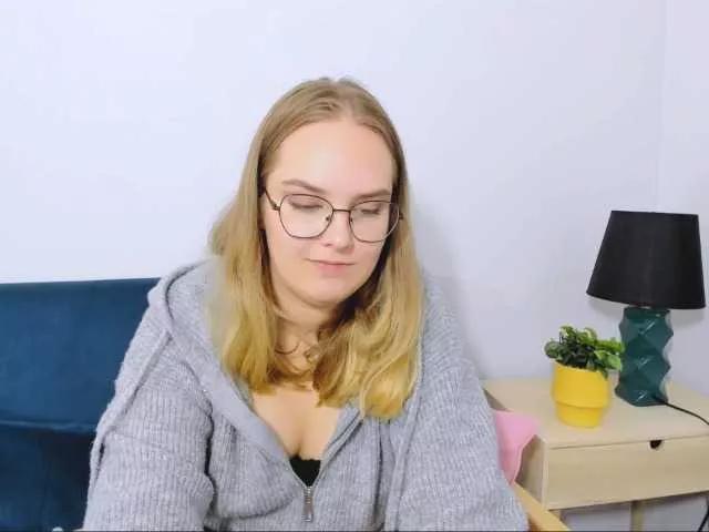 Discover our girls online shows and discover the company of countless livestreamers, with stunning shapes, sex toys and more.