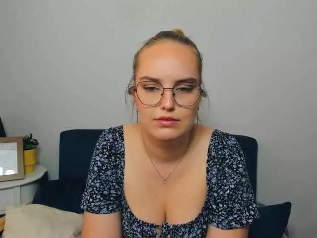 Discover our girls online shows and discover the company of countless livestreamers, with stunning shapes, sex toys and more.