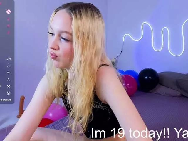 Discover our girls online shows and discover the company of countless livestreamers, with stunning shapes, sex toys and more.