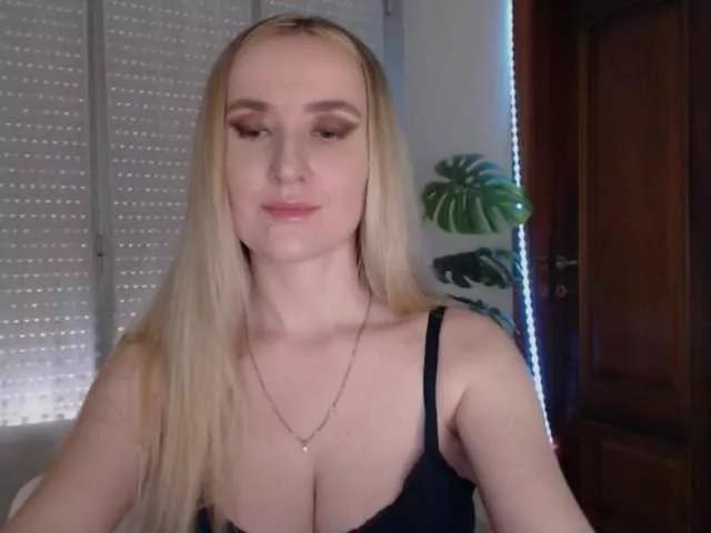 Discover our girls online shows and discover the company of countless livestreamers, with stunning shapes, sex toys and more.