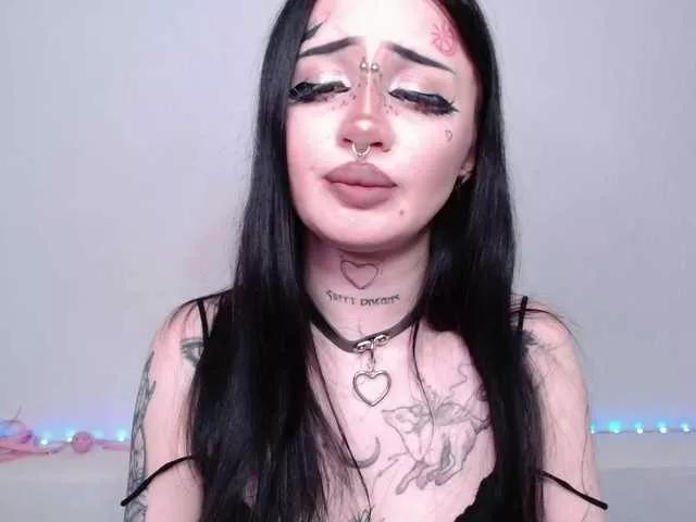 Discover our girls online shows and discover the company of countless livestreamers, with stunning shapes, sex toys and more.