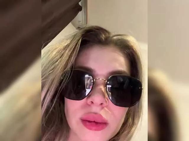 Discover our girls online shows and discover the company of countless livestreamers, with stunning shapes, sex toys and more.