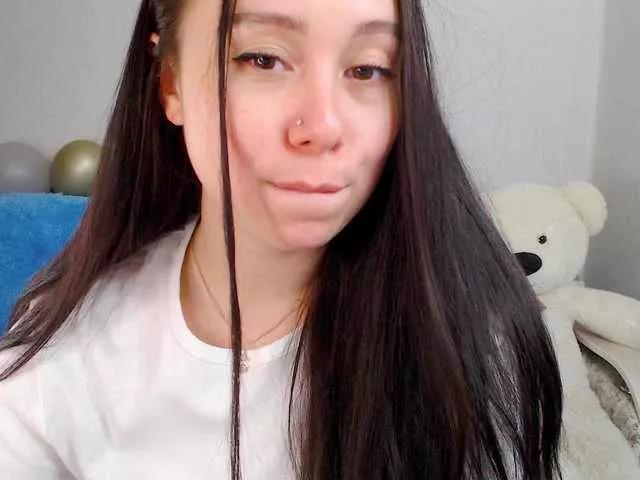 Discover our girls online shows and discover the company of countless livestreamers, with stunning shapes, sex toys and more.