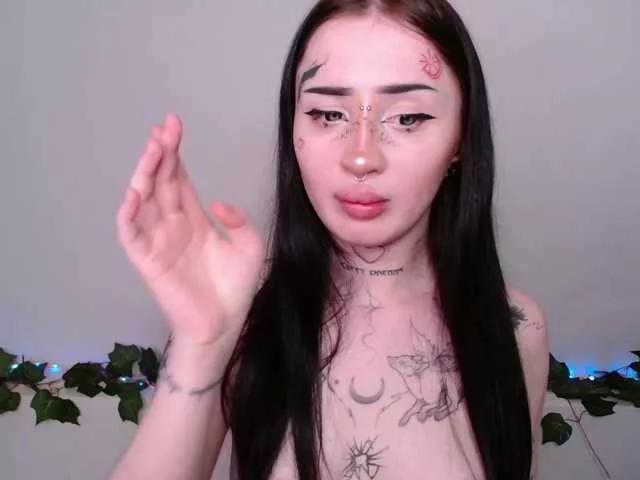 Discover our girls online shows and discover the company of countless livestreamers, with stunning shapes, sex toys and more.