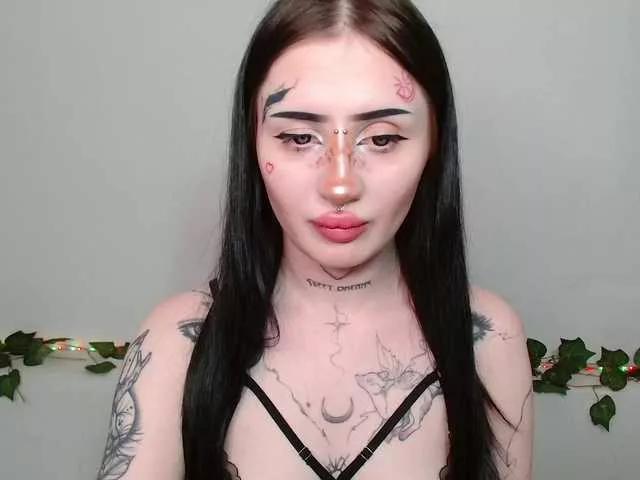 Discover our girls online shows and discover the company of countless livestreamers, with stunning shapes, sex toys and more.
