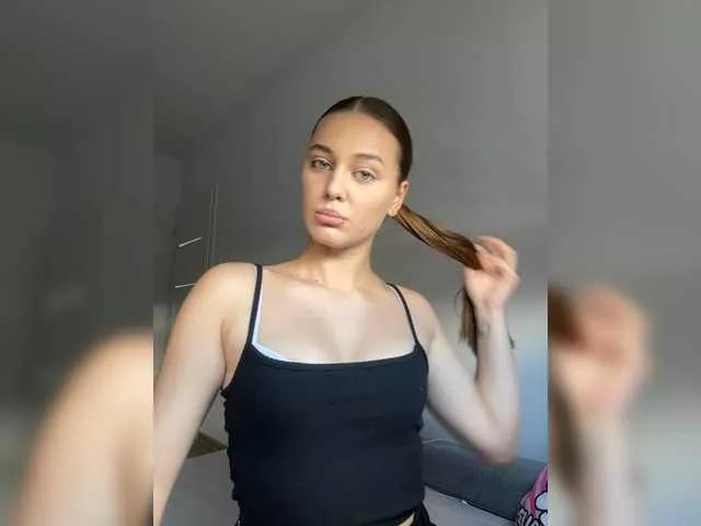 Discover our girls online shows and discover the company of countless livestreamers, with stunning shapes, sex toys and more.