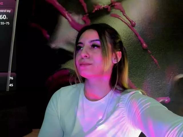 Discover our girls online shows and discover the company of countless livestreamers, with stunning shapes, sex toys and more.