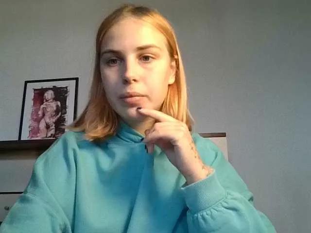 Discover our girls online shows and discover the company of countless livestreamers, with stunning shapes, sex toys and more.