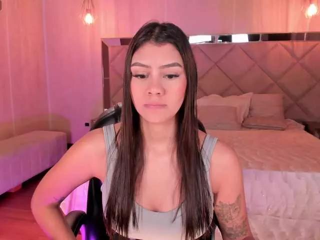 Discover our girls online shows and discover the company of countless livestreamers, with stunning shapes, sex toys and more.
