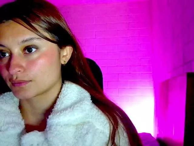 Discover our girls online shows and discover the company of countless livestreamers, with stunning shapes, sex toys and more.