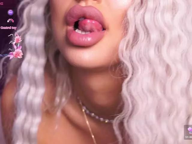 Discover our girls online shows and discover the company of countless livestreamers, with stunning shapes, sex toys and more.