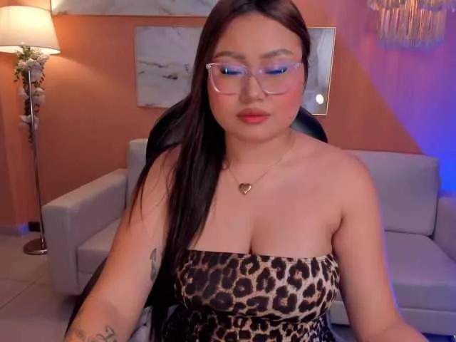 Discover our girls online shows and discover the company of countless livestreamers, with stunning shapes, sex toys and more.