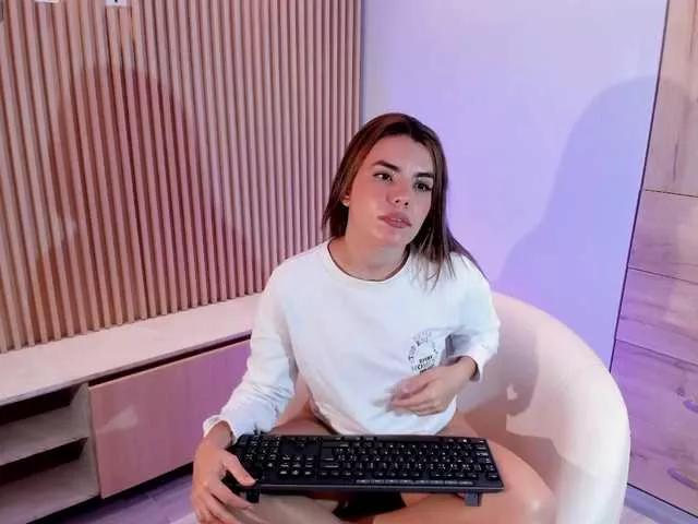 Discover our girls online shows and discover the company of countless livestreamers, with stunning shapes, sex toys and more.