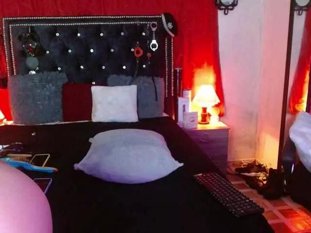 Discover our girls online shows and discover the company of countless livestreamers, with stunning shapes, sex toys and more.